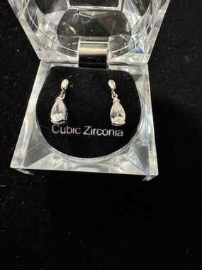 VTG Jaclyn Smith Cubic Zirconia Teardrop Drop Earrings - Silver Tone NWT